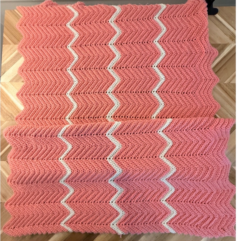 VTG Handmade Crochet Afghan Blanket Pink/Wht Zig‎ Zag Chevron Bed Scarf/Runner